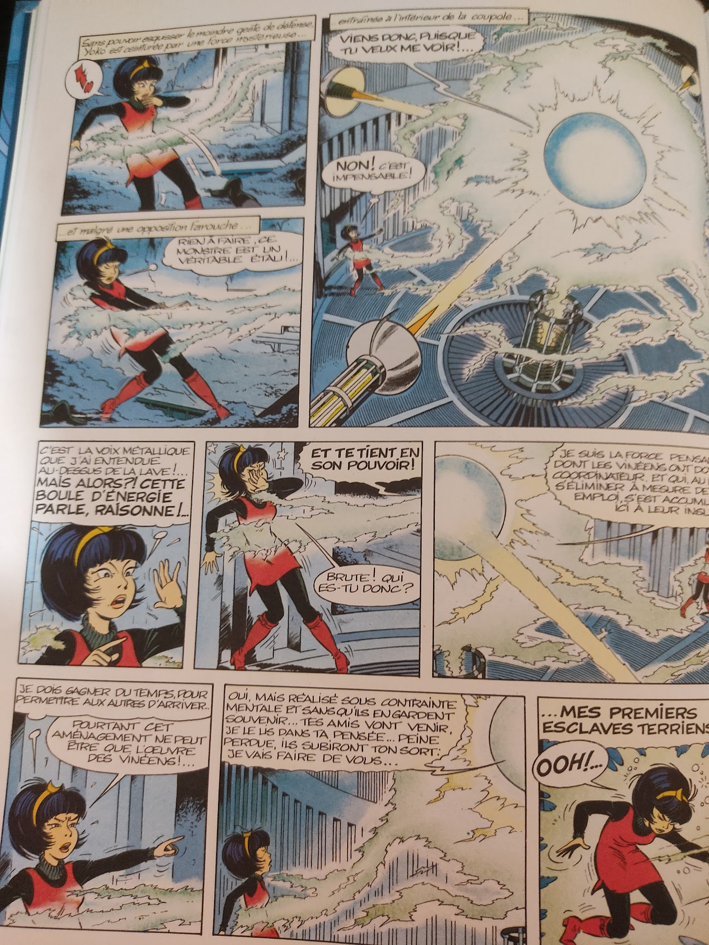 Planche de BD : Yoko Tsuno rencontre l'énergie résiduelle, qui explique: "Je suis la force pensante dont les vinéens ont doté le coordinateur et qui, au lieu de s'éliminer à mesure de son emploi, s'est accumulée ici à leur insu".
L'énergie conclut en disant "Je vais faire de vous mes premiers esclaves terriens." Planche de BD : Yoko Tsuno rencontre l'énergie résiduelle, qui explique: "Je suis la force pensante dont les vinéens ont doté le coordinateur et qui, au lieu de s'éliminer à mesure de son emploi, s'est accumulée ici à leur insu".
L'énergie conclut en disant "Je vais faire de vous mes premiers esclaves terriens."