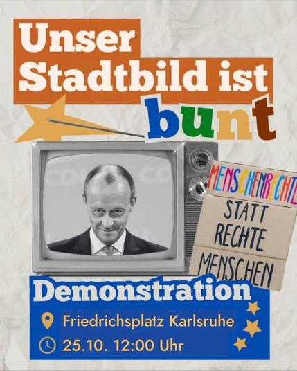 Bild im Stil einer Collage. In bunter Schrift: "Unser Stadtbild ist bunt". Darunter in schwarz-weiß ein Bild von einem alten Fernseher, bei dem Friedrich Merz im Bild ist. Daneben ein Demoplakat, auf dem steht "Menschenrechte statt rechte Menschen". Darunter steht stehtin einem Kasten in Europa-blau: "Demonstration, Friedrichsplatz Karlsruhe, 25.10., 12:00 Uhr".