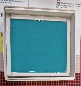 Die Schachtel von eben, jetzt aufgefüllt mit türkisem Silikon.