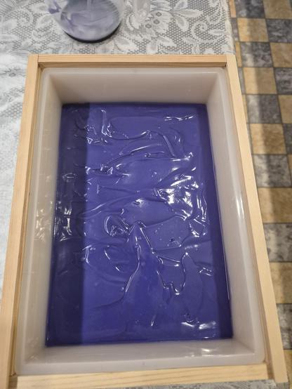 Dieselbe Form mit einer Schicht lila darüber.