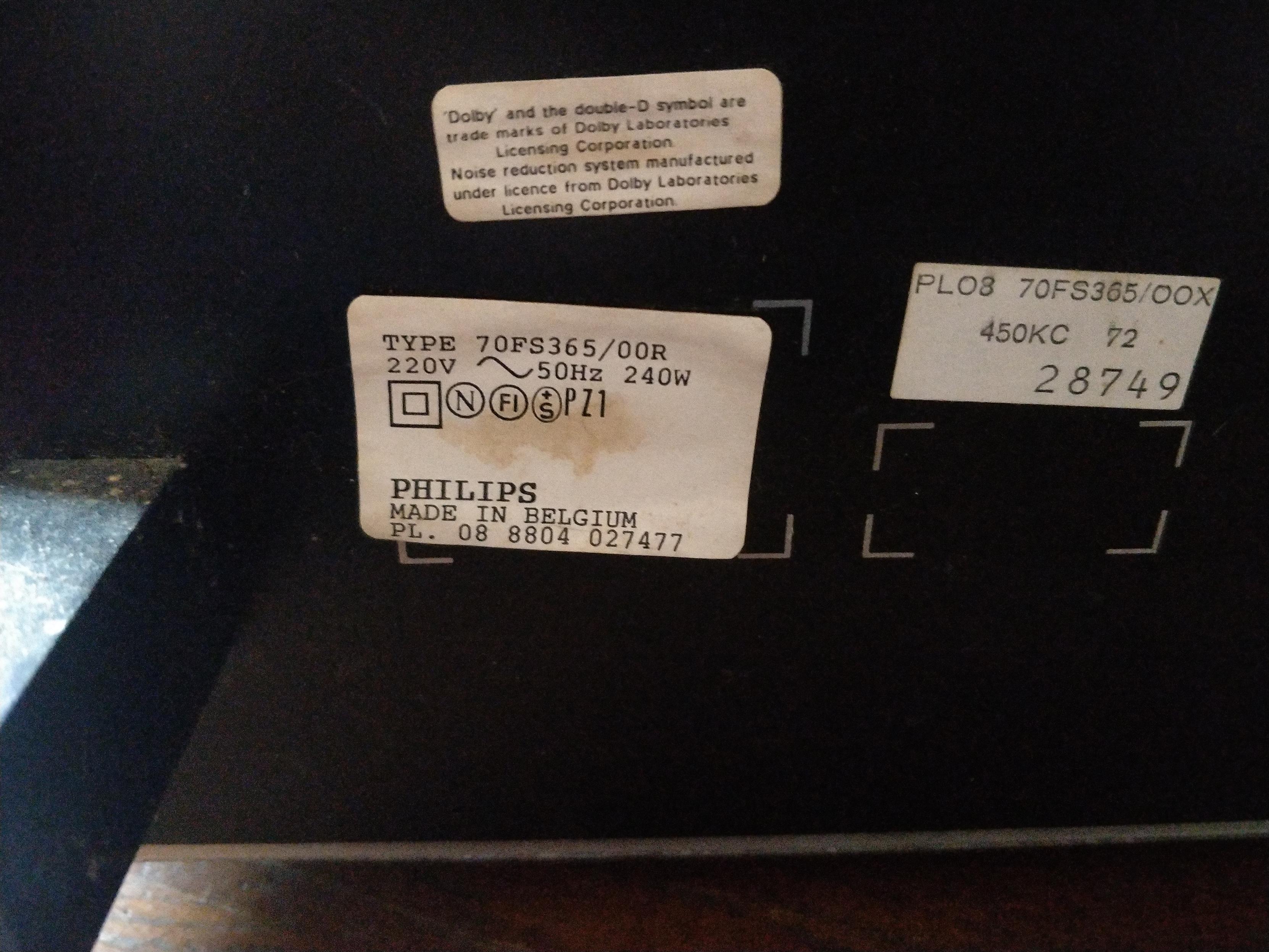 L’étiquette arrière de l’appareil, indiquant que c’est un 70FS365/0UR.