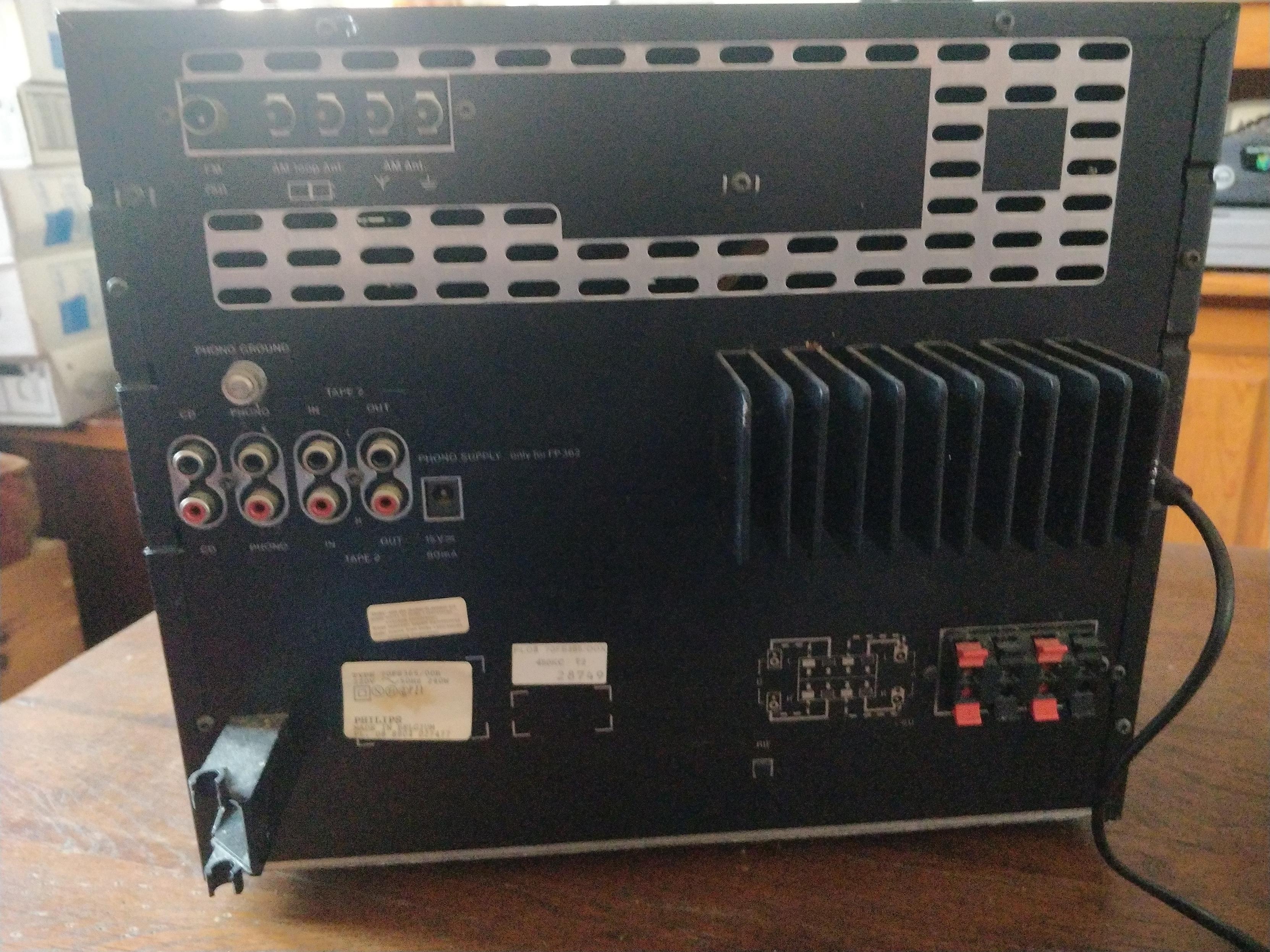 Arrière de la machine. On peut voir une variété de connecteurs permettant de la connecter à d’autres sources et à des enceintes.