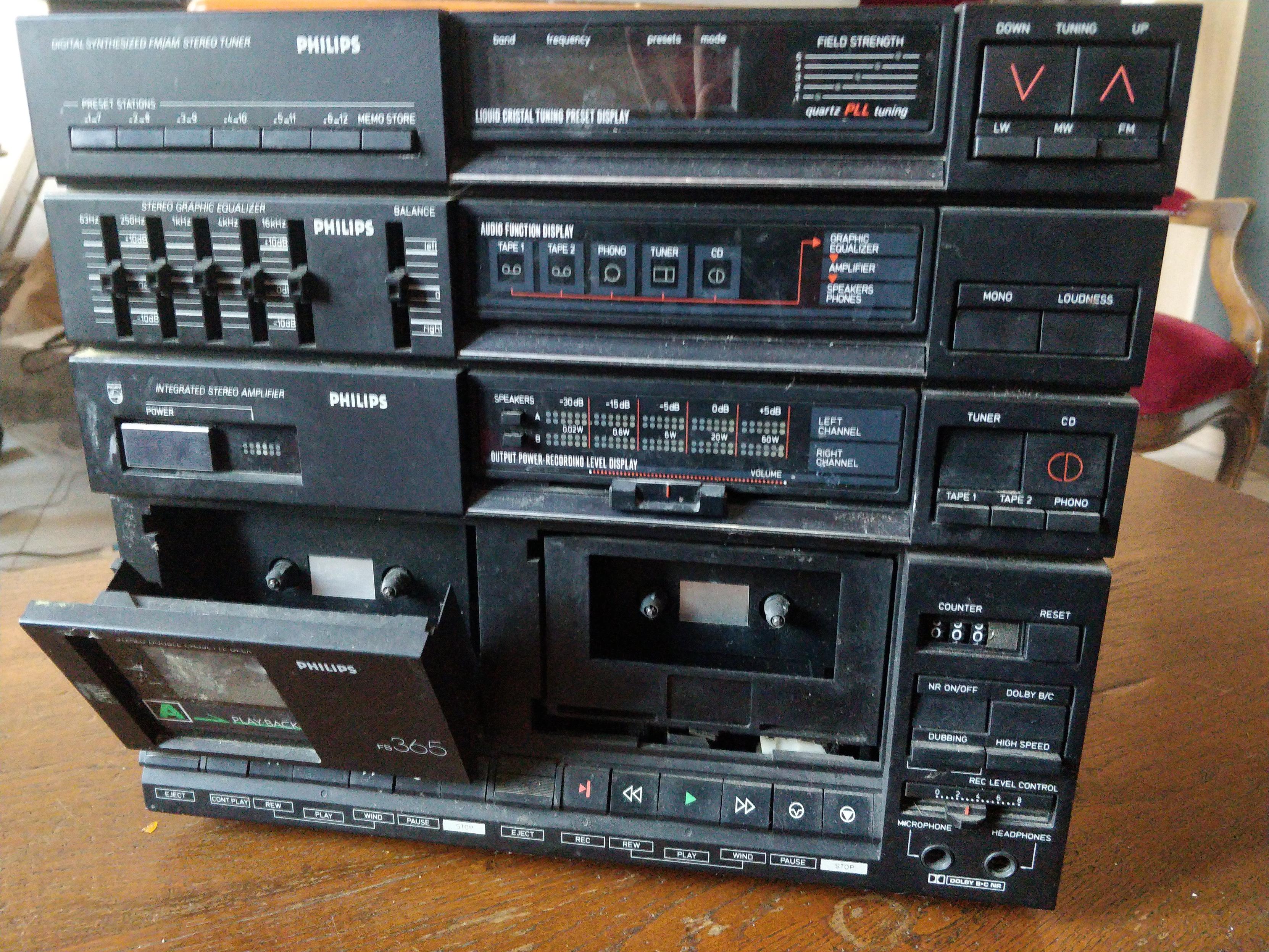 Un petit combiné HiFi Philips, contenant un ampli, une radio et deux lecteurs de cassettes.