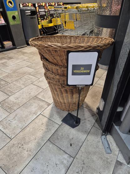 Große, geflochtene Körbe, Schild davor "zu verschenken"