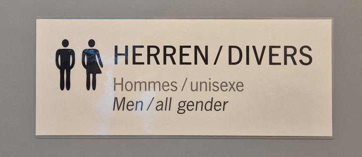 Beschriftung an Toilettentür:
Herren / Divers
Hommes / unisexe
Men / all gender