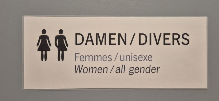 Beschriftung an Toilettentür: Damen / Divers
Femmes / unisexe
Women / all gender