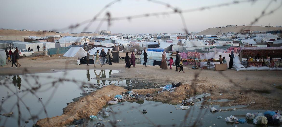 Un camps de déplacé.e.s et des grandes flaques d'eau à Gaza en mars 2026