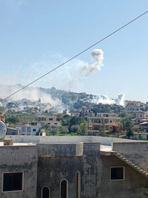 Des nuages de fumée blanche indiquant la présence de phosphore blanc, dispersé lors de l’explosion d’au moins deux obus d'artillerie israéliens, s’élevaient au-dessus d'un quartier résidentiel de la ville de Yohmor, dans le sud du Liban, le 3 mars 2026.   © 2026 Source anonyme