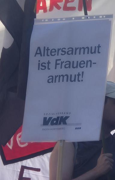 Weißes Plakat mit blauer Schrift: Altersarmut ist Frauenarmut! 
Darunter das Logo des VdK