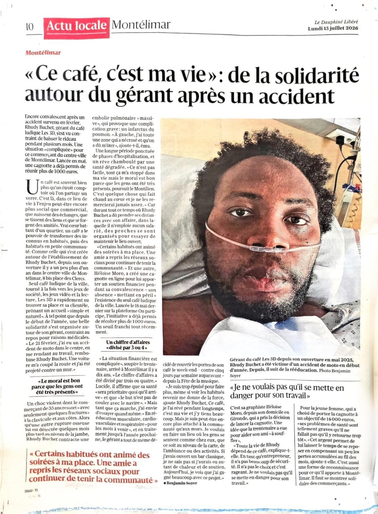 Article de presse en pleine page, intitulé "Ce café c'est ma vie : de la solidarité autour du gérant après un accident " On voit la photo d'un jeune homme noir hospitalisé