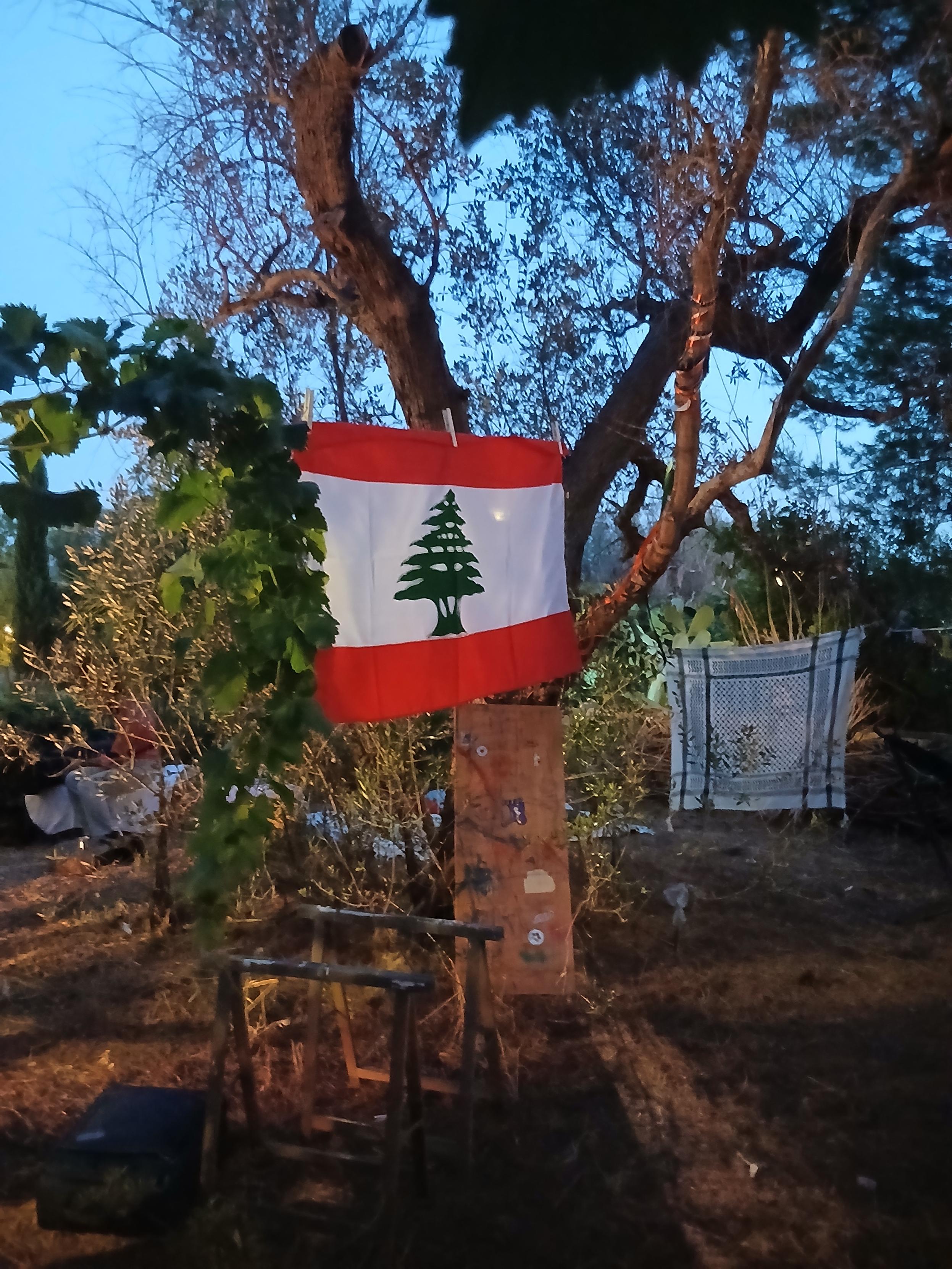 Quelque part dans le sud de l'Italie, le drapeau du Liban et un Keffieh palestinien.