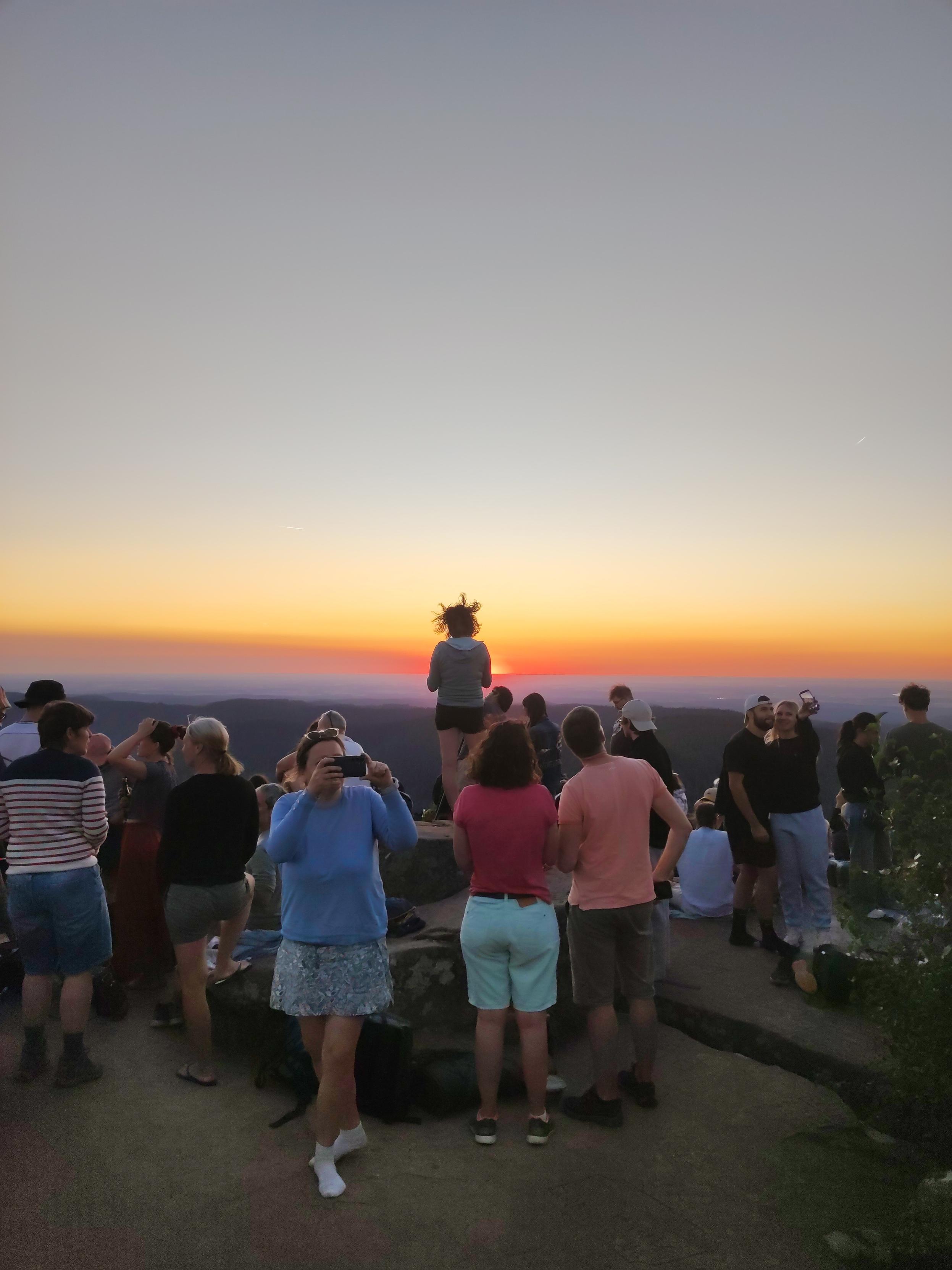 des personnes regardant l'éclipse ou prenant des photos dans toutes les directions