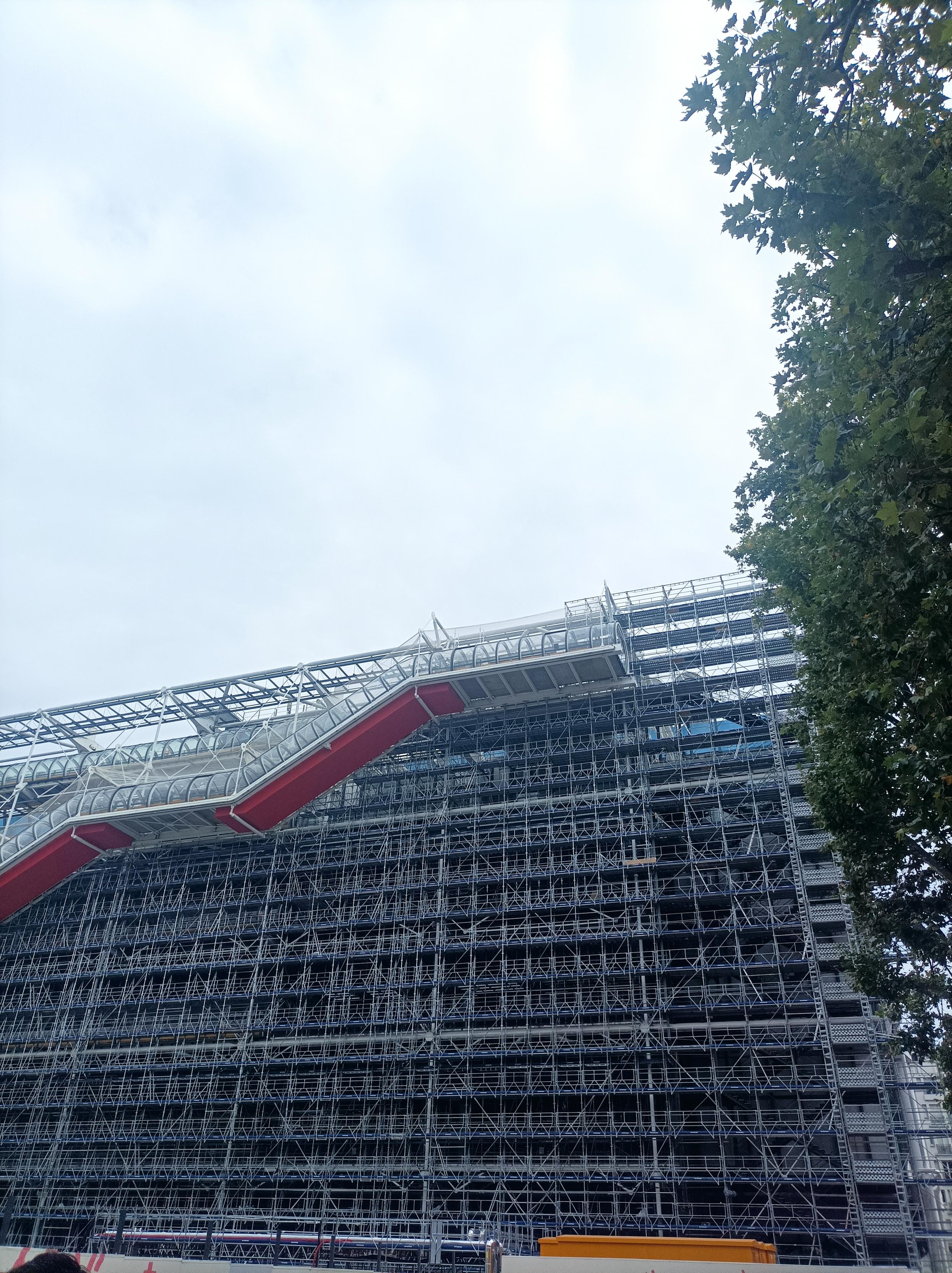 La façade du musée d'art moderne le centre pompidou intégralement recouverte d'échafaudage