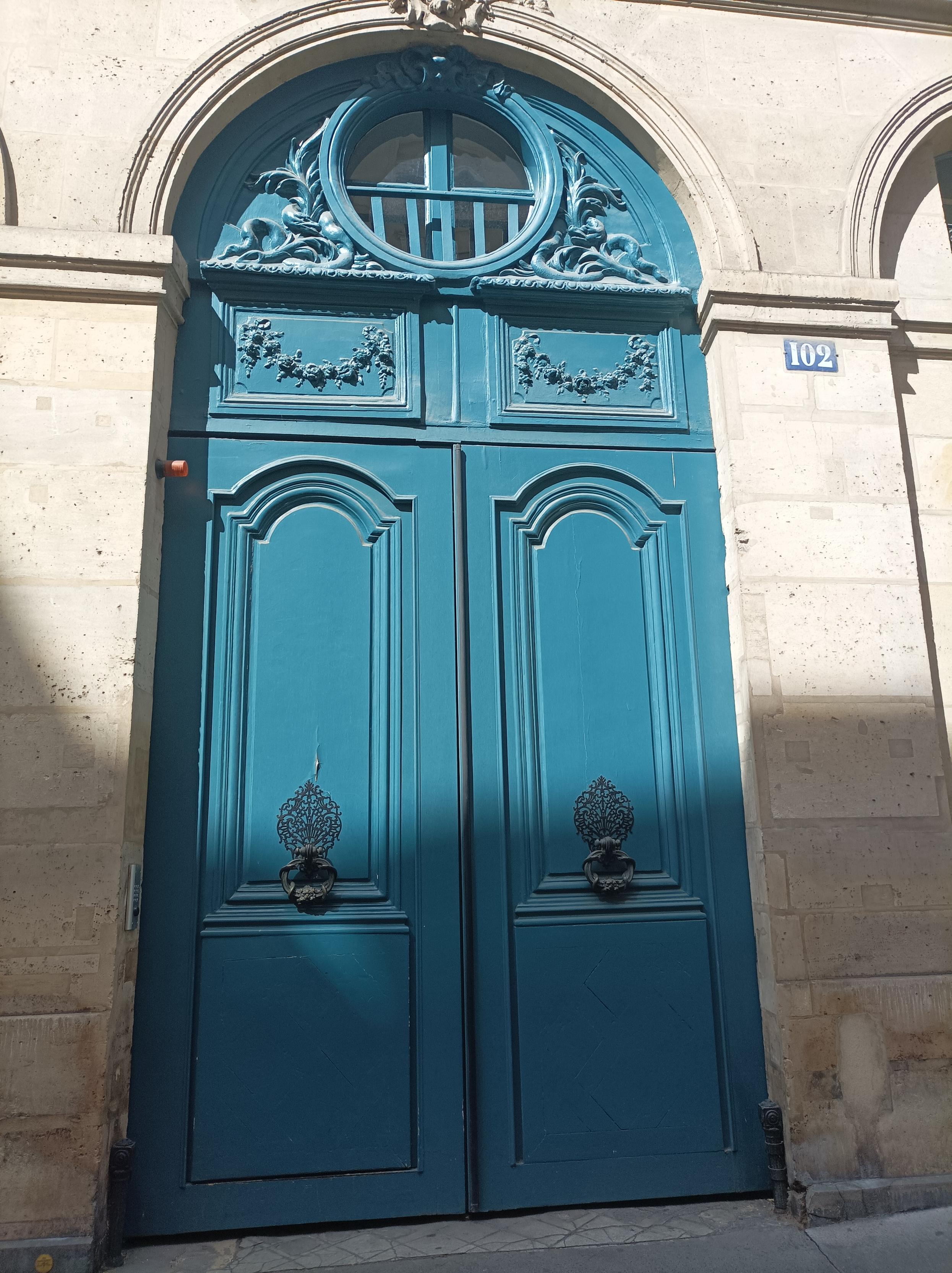 Une  grande porte en bois bleue