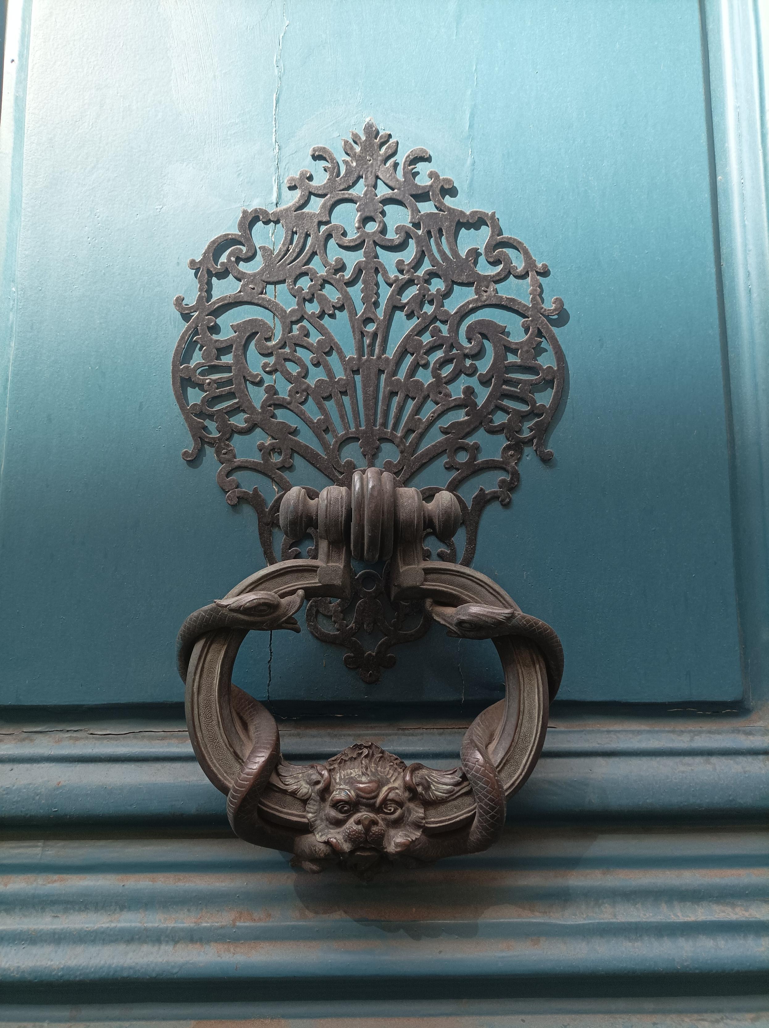 Detail du porge : poignet sculptée avec une tête de lion